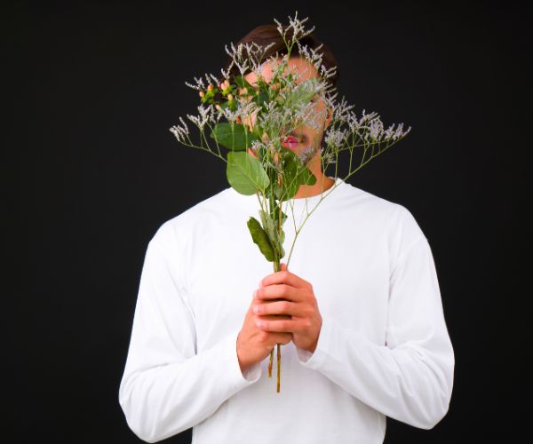 Timide homme affectif